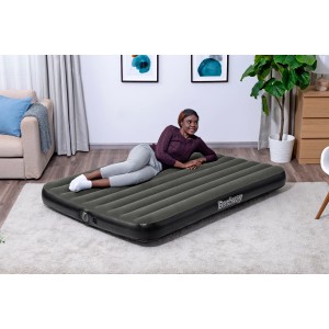 Doppelluftbett 203x152x25 cm mit Elektropumpe, geeignet für Camping und Zuhause. Frau liegt entspannt darauf.