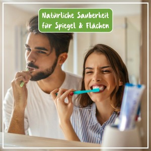 Paar putzt Zähne im Bad, Spiegel sauber mit Poliboy Glasreiniger. Natürliche Sauberkeit.