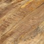Nahaufnahme der rauen Mangoholz-Oberfläche eines Beistelltisches mit natürlicher Maserung.