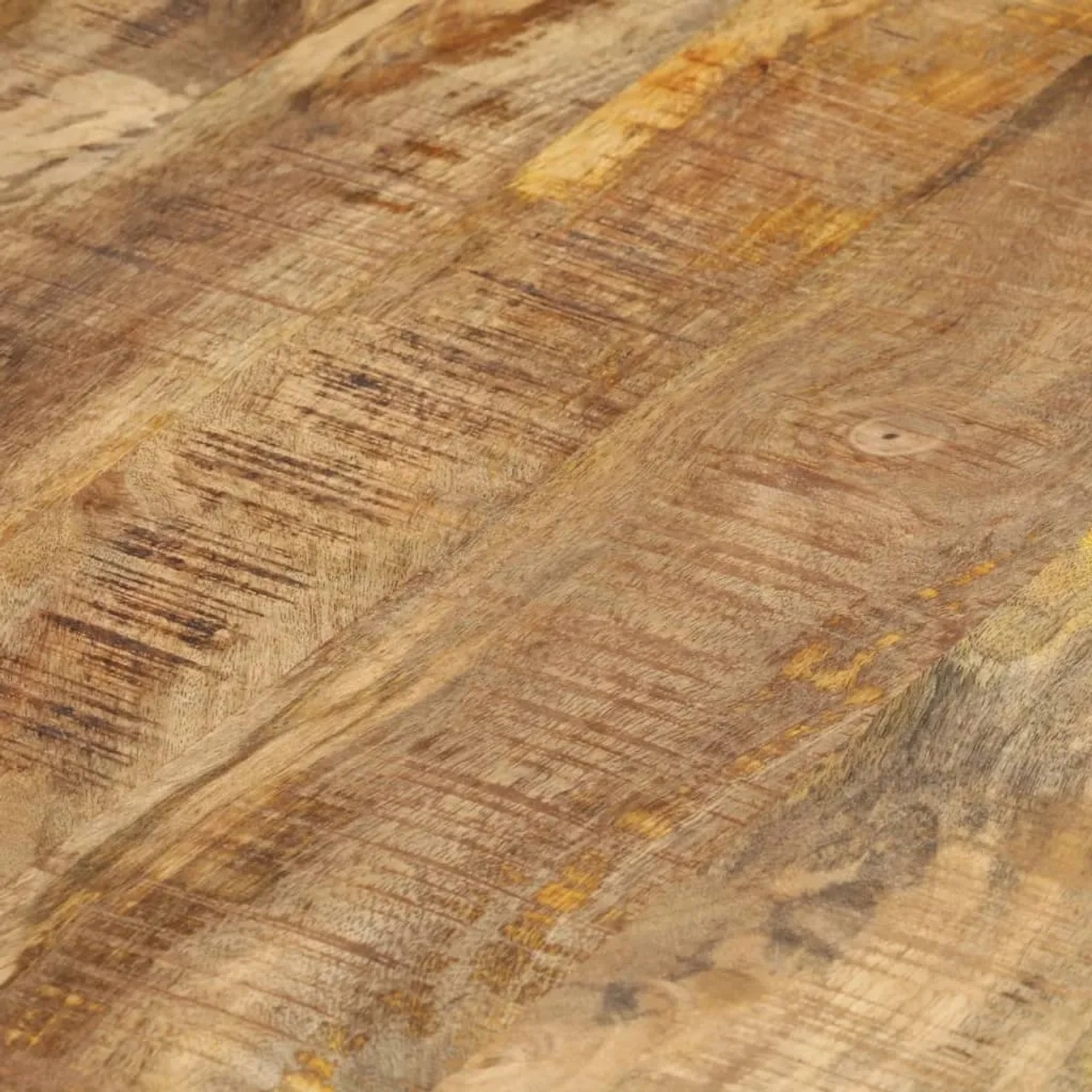 Nahaufnahme der rauen Mangoholz-Oberfläche eines Beistelltisches mit natürlicher Maserung.