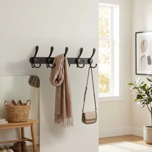 Schwarze Edelstahl Wandgarderobe mit 5 Dreifachhaken im Flur. Bietet Stauraum für Schal und Tasche. Modernes Design.