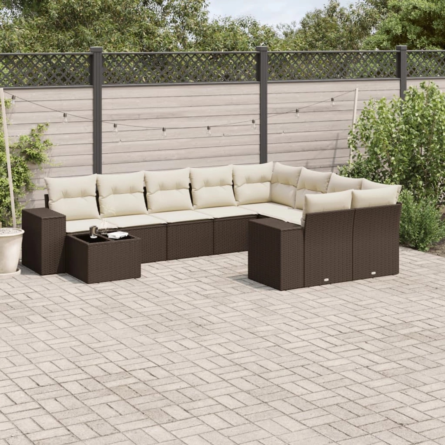 Braune 10-tlg. vidaXL Garten-Sofagarnitur aus Poly Rattan mit cremefarbenen Kissen.