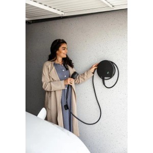 Frau lädt E-Auto mit Alphatec Wallbox Mini (11kW, 3,5m Kabel, Schuko, RFID) in Garage.