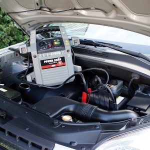 APA Powerpack Starthilfe 12/24V im Motorraum, mit Klemmen an der Batterie. Autoelektrik Zubehör für PKW, Boot & LKW.