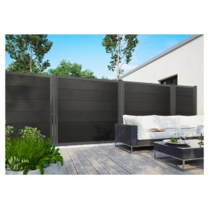 Anthrazitfarbener WPC-Sichtschutzzaun Malö (180x180cm) mit umlaufendem Alu-Rahmen im Garten.