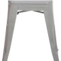 Silberner Metallhocker Armin im Industrial-Look, stapelbar, mit Vierfußgestell und rechteckiger Sitzfläche.