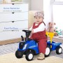 Lächelndes Baby auf blauem HOMCOM Kinder Rutschauto Traktor mit Anhänger. Ideal als Laufhilfe für Kleinkinder.