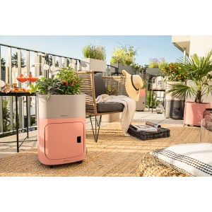 Lechuza Pila Color Storage in Korallrot, 35x35x33 cm, mit Aufbewahrungselement auf Balkon.