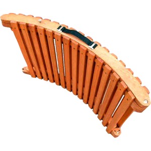 Zusammengeklappte, braune Sonnenliege Ipanema aus Holz mit Tragegriff.