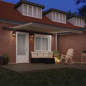 Beige einziehbare Markise mit LED-Beleuchtung über einer Terrasse am Ziegelhaus. Schafft gemütlichen Schatten für Outdoor-Bereiche.