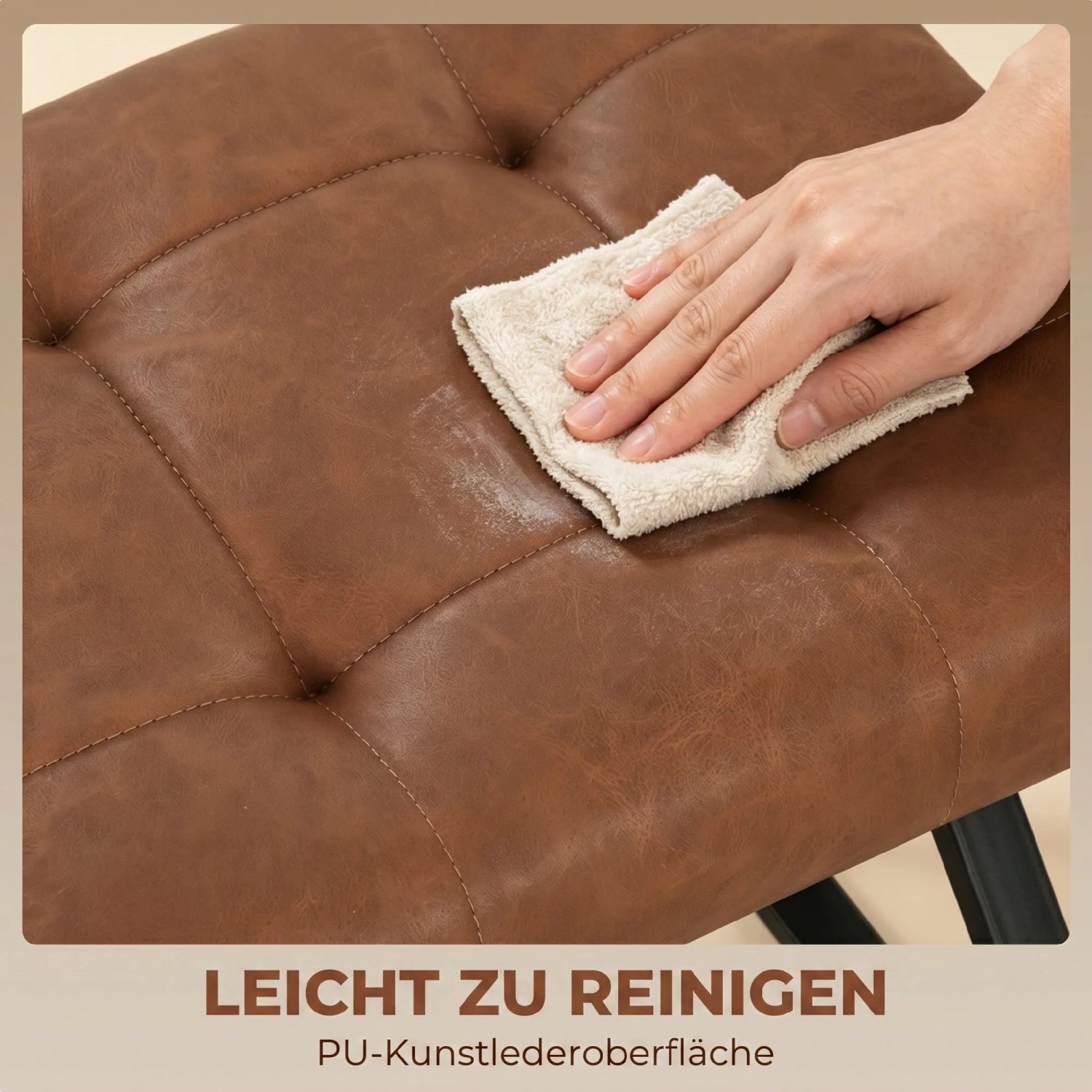Hand reinigt braune, gepolsterte Kunstleder-Sitzfläche der HOMCOM Schuhbank. Zeigt wasserfeste, fleckenresistente Oberfläche.