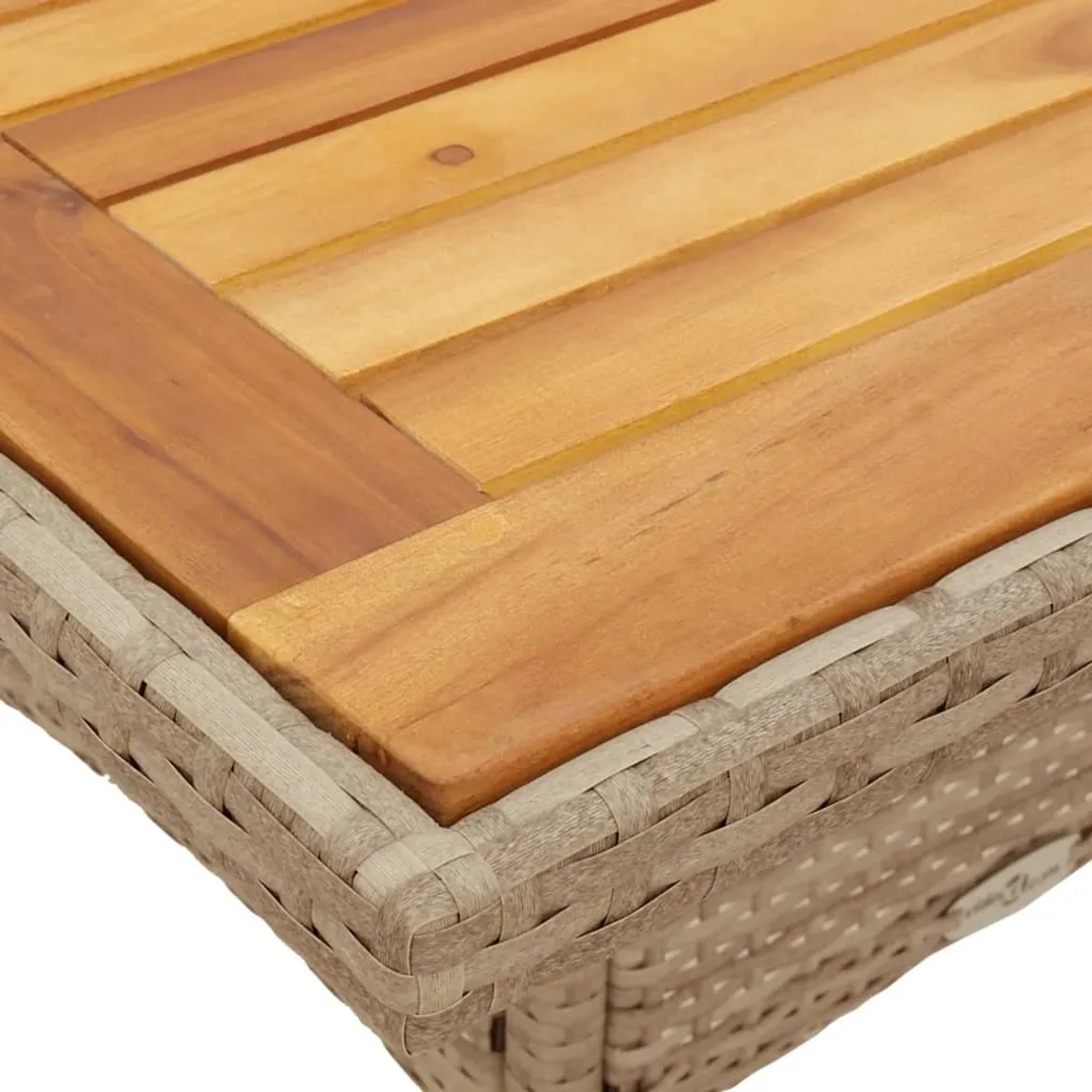 Detailansicht: Beige Garten-Essgruppe aus Rattan mit Akazienholz-Tischplatte.