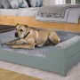 Graues Hunde-Bett aus Kiefernholz mit Hund darauf. Kuscheliges Haustierbett mit Rollrost und Matratze.