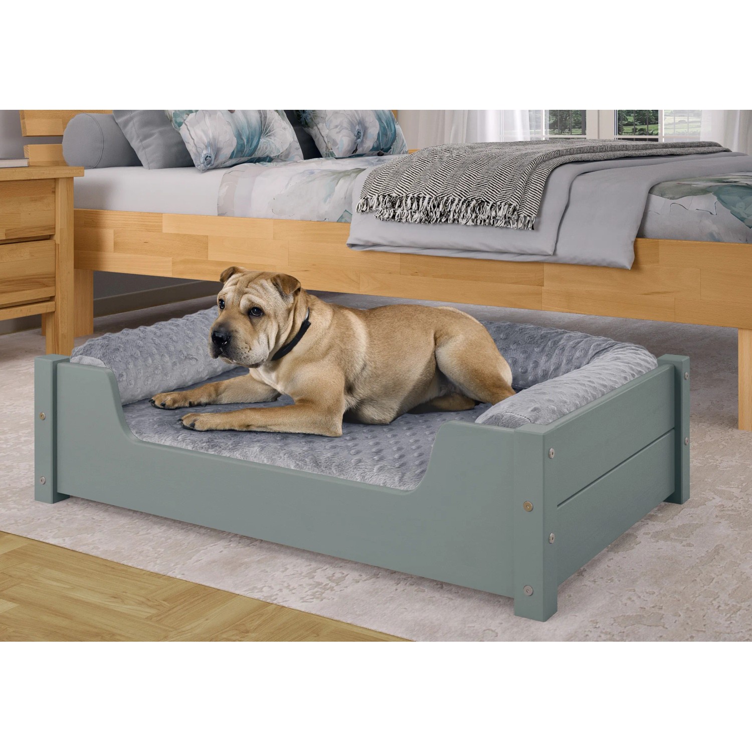 Graues Hunde-Bett aus Kiefernholz mit Hund darauf. Kuscheliges Haustierbett mit Rollrost und Matratze.