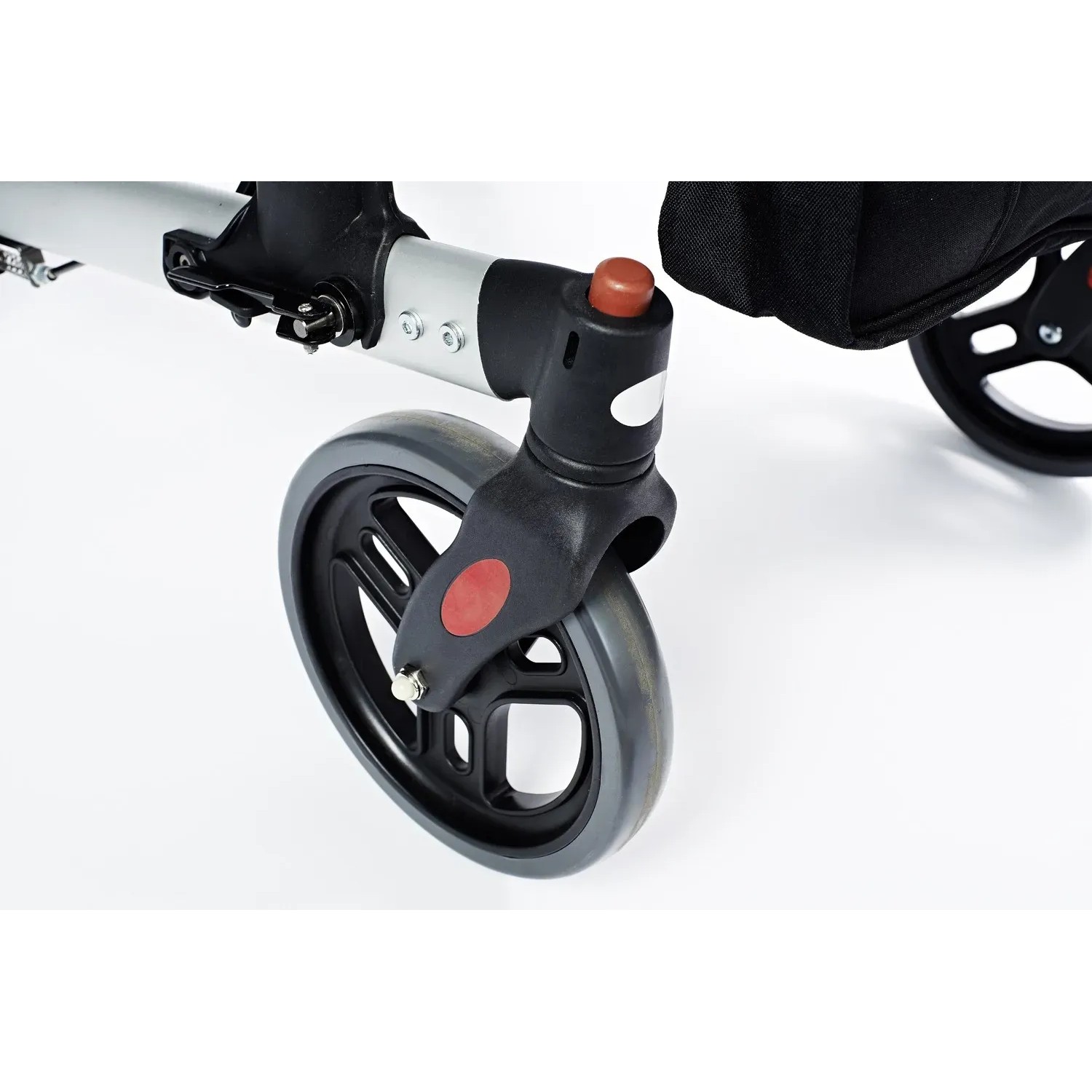 Detailaufnahme Vorderrad des Ridder Rollator Premium, schwarz-silbernes Gestell.