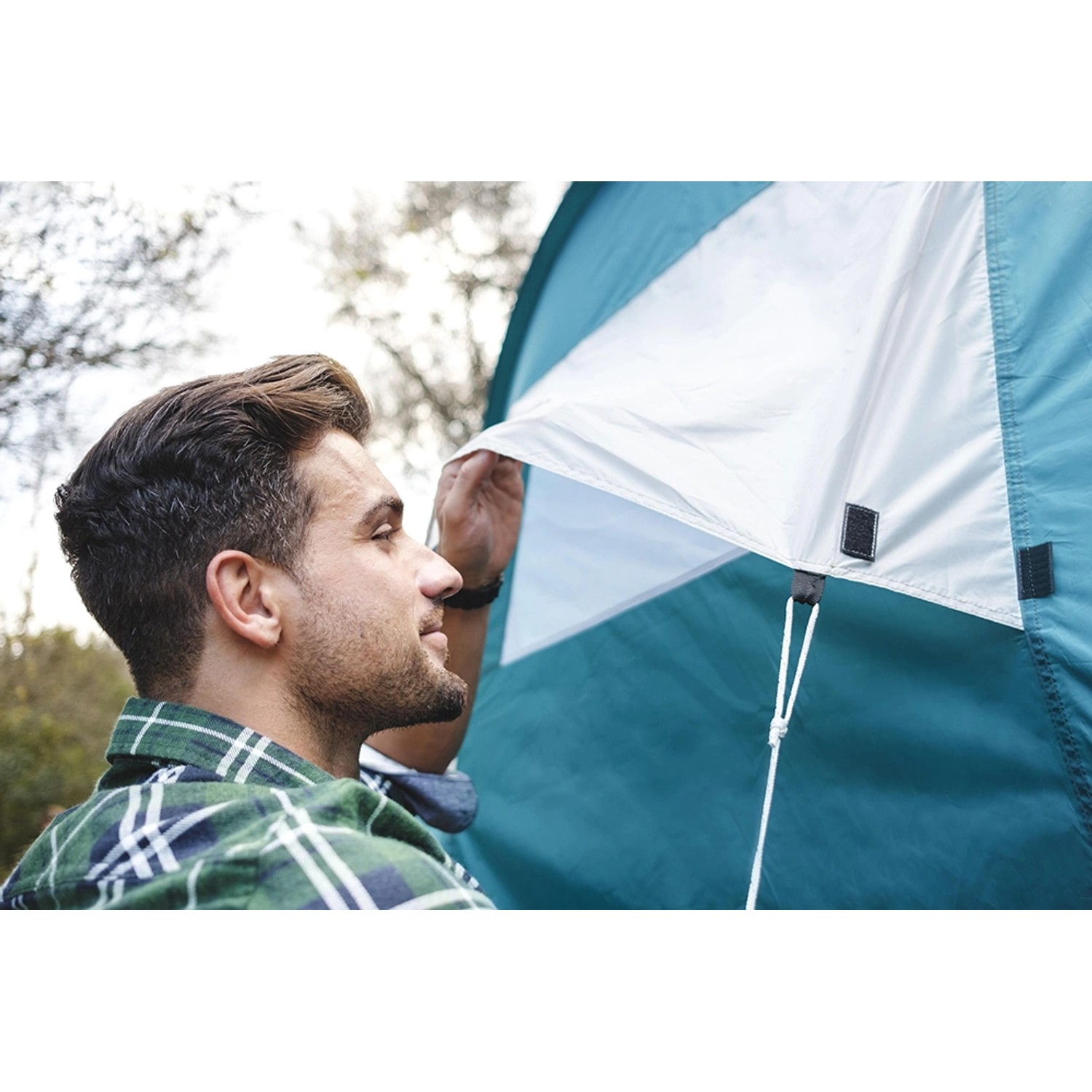 Mann beim Aufbau des Pavillo Family Ground 6 Zeltes (6 Personen). Campingzubehör.