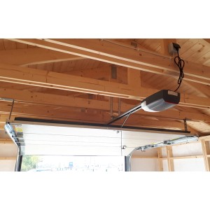 Garagentor Antrieb für Sektionaltore, montiert an der Decke einer Garage.