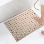 Beige, antibakterielle KARAT Fußmatte mit Drainagefunktion im Badezimmer.
