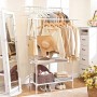 Weißer Songmics Kleiderständer mit zwei Ablagen und Kleidung. Ideal für Schlafzimmer und Flur.