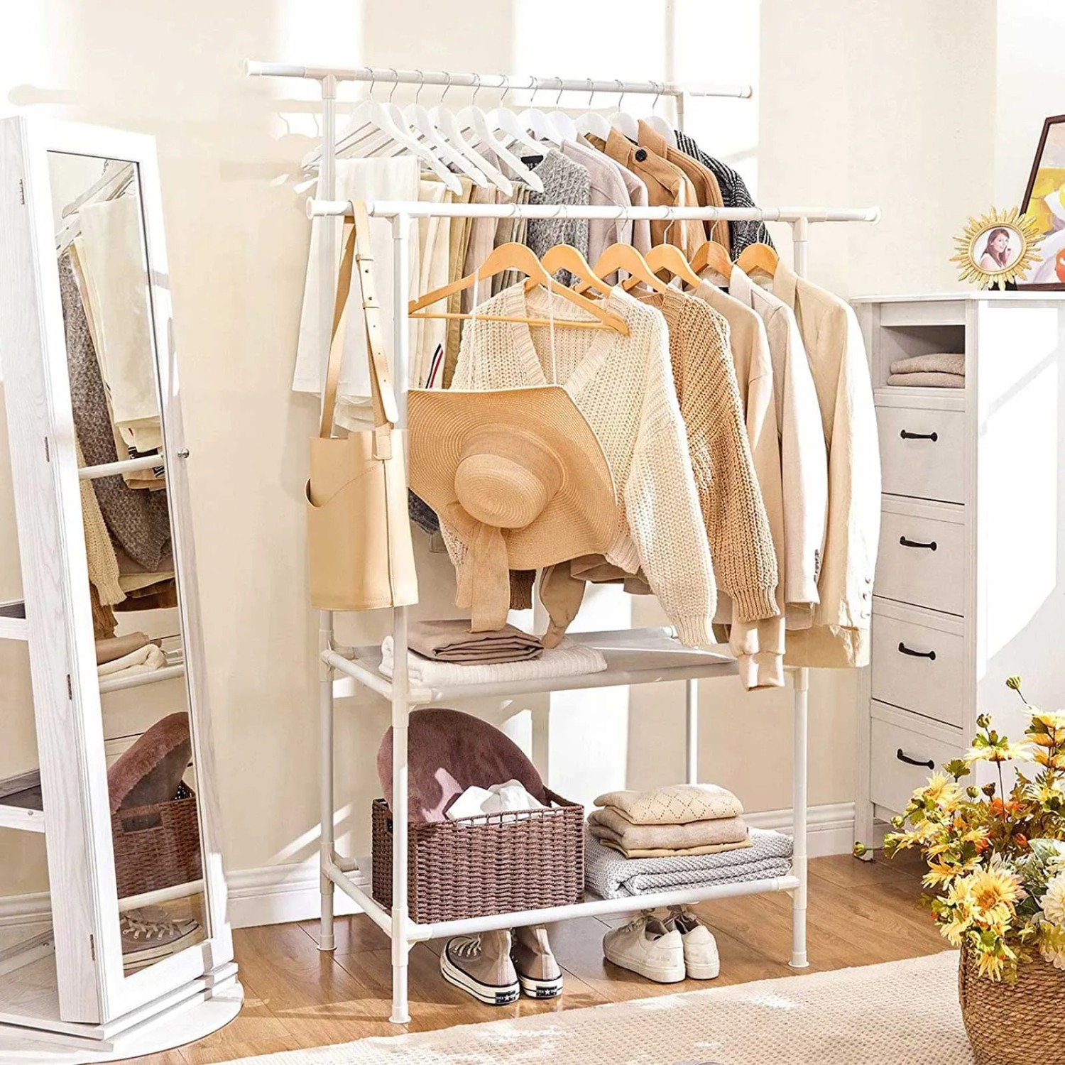 Weißer Songmics Kleiderständer mit zwei Ablagen und Kleidung. Ideal für Schlafzimmer und Flur.
