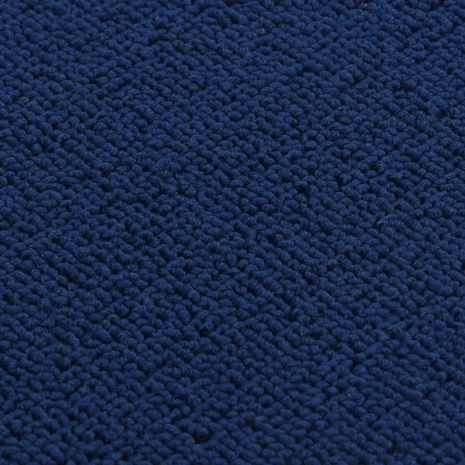 Marineblaue Stufenmatte aus PP mit weicher, dichter Florstruktur für Treppen.