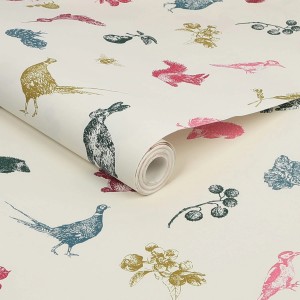 Joules Vliestapete Etched Woodland Crème Multi mit Waldmotiven, creme-farbiger Hintergrund.