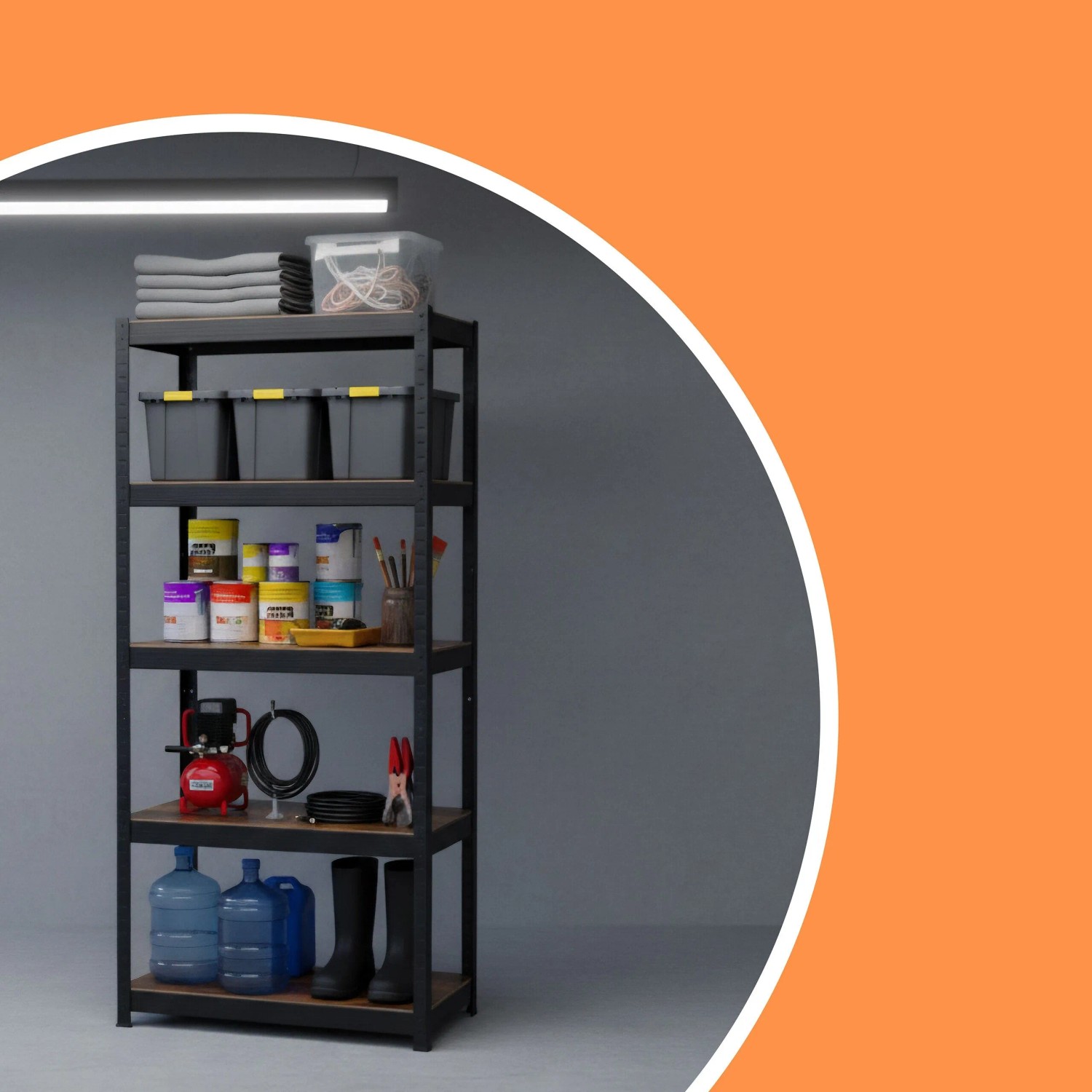 Schwarzes Relaxdays Schwerlastregal aus Stahl mit 5 braunen MDF-Böden, gefüllt mit Werkzeug und Boxen. Ideal für Keller, Garage.
