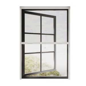 Weißes Insektenschutzrollo mit Kassette am geöffneten Fenster.