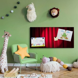 Banjado Magnettafel 78x37cm mit rotem Vorhang Motiv und Kinderzeichnungen als Wanddekoration.