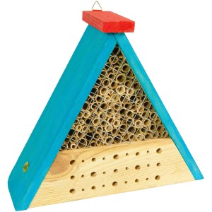 Bausatz Insektenhotel Bee: Dreieckiges Holzhaus mit Bambusröhren und Bohrlöchern, blau und rot bemalt.