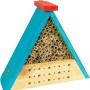 Bausatz Insektenhotel Bee: Dreieckiges Holzhaus mit Bambusröhren und Bohrlöchern, blau und rot bemalt.