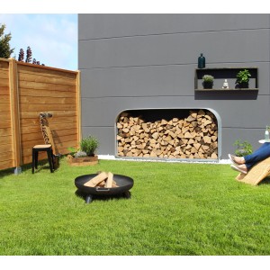 Vitavia Kaminholzregal Ardor 401 flach Zinkalum, gefüllt mit Holz, im Garten.