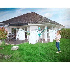 Leifheit Wäscheschirm Linomatic 500 Easy im Garten mit aufgehängter Wäsche und Frau.