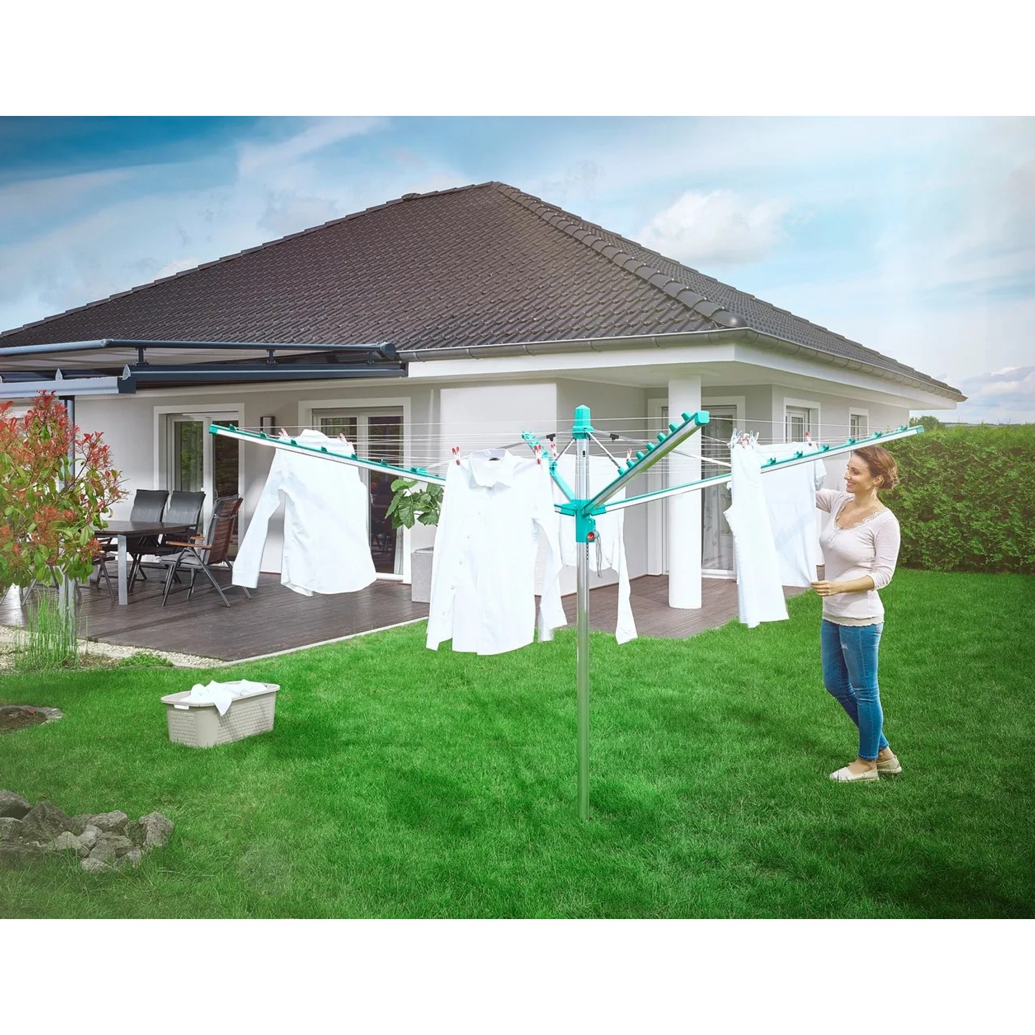Leifheit Wäscheschirm Linomatic 500 Easy im Garten mit aufgehängter Wäsche und Frau.