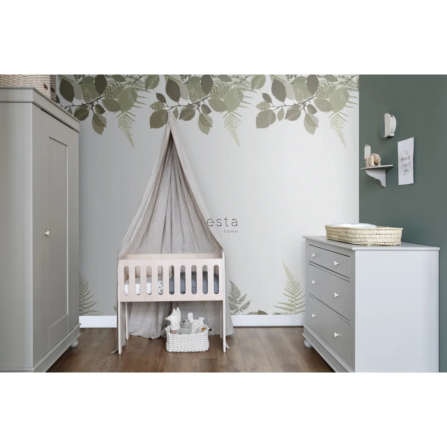 Kinderzimmer mit Fototapete Waldtiere in Grün/Braun, eingerichtet mit Babybett, Kommode und Schrank.