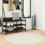 Beiger, runder Kurzflorteppich OVIEDO, Ø 120 cm, im Flur.