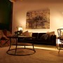 Wohnzimmer mit warmweißem Licht durch Osram E14 LED Tropfenlampen für gemütliche Atmosphäre.