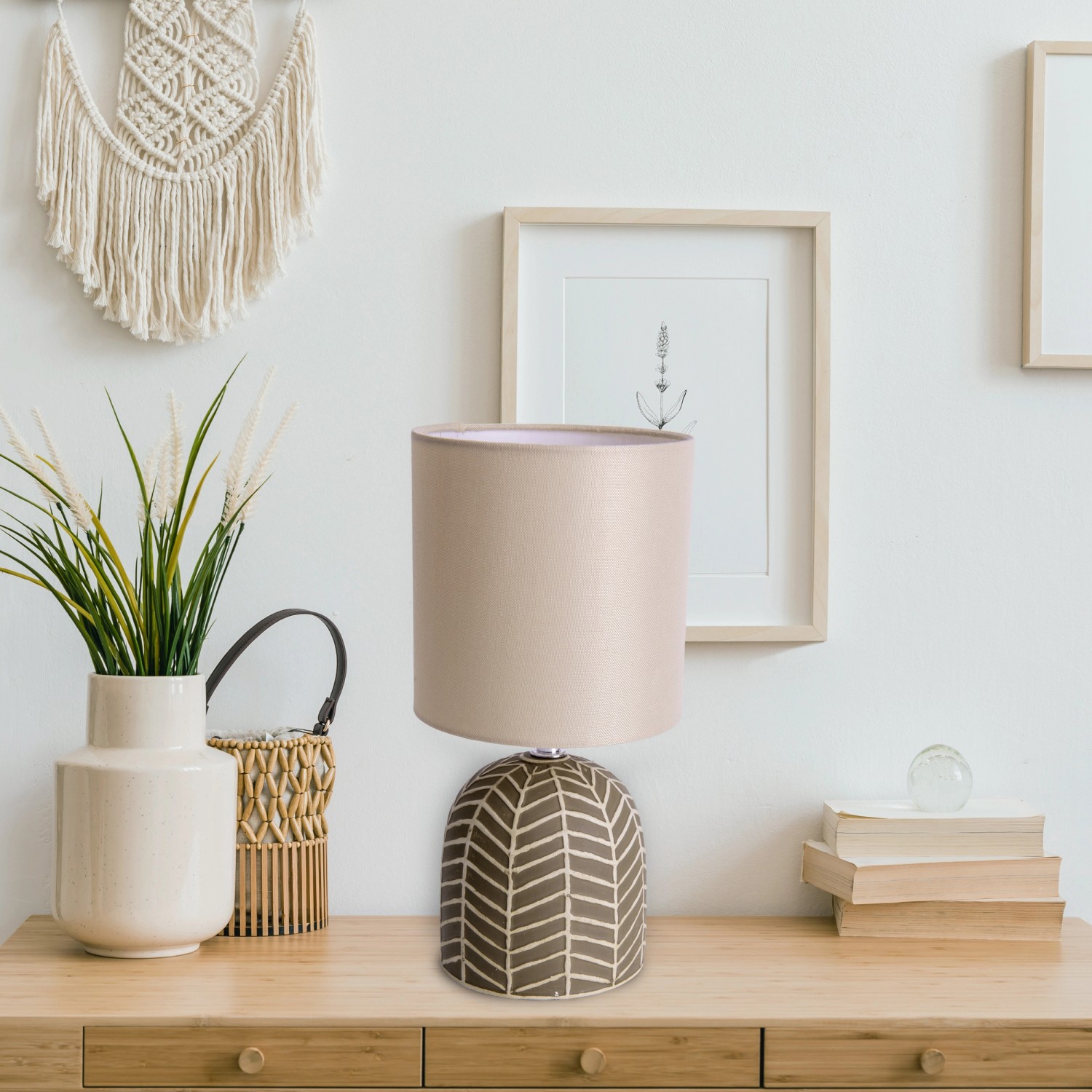 Näve Tischleuchte Folio, braune Keramik mit Muster und beigem Schirm, ca. 27,5 cm hoch.