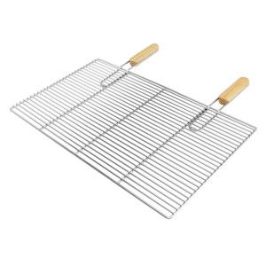 Rechteckiger Grillrost aus Edelstahl (67x40 cm) mit abnehmbaren Griffen für Grillutensilien.