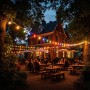Biergarten mit Satisfire Lichterkette: 40 bunte LED Kugellampen beleuchten Tische und Gäste.