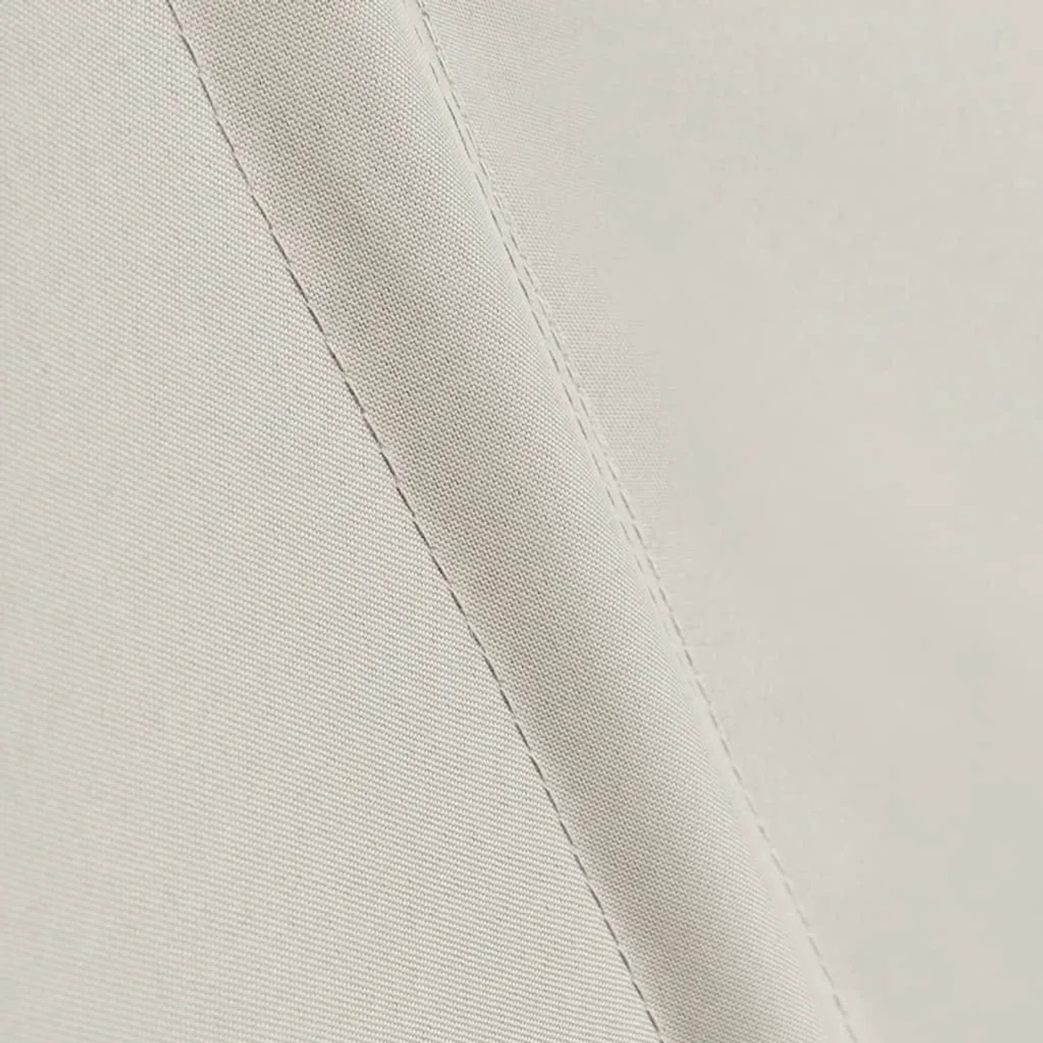 Detailaufnahme des cremefarbenen Balkonfächers, Textilstruktur und Naht sichtbar.