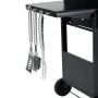 Detailansicht des schwarzen tepro Gasgrill Mayfield mit Grillbesteck an der Seite.