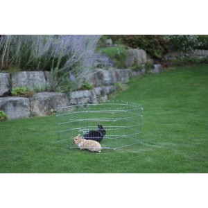 Verzinktes Kerbl Freilaufgehege mit Tür für Welpen und Kleintiere, mit zwei Kaninchen im Garten.