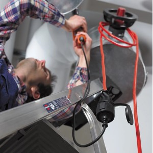 Brennenstuhl Baustellen-Verlängerungskabel, rot, 10 m, im Einsatz auf einer Baustelle.