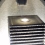 Großer, ei-förmiger Design-Gartenbrunnen mit LED-Beleuchtung und Wasserspiel.