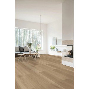 Heller Wohnraum mit Click-Vinylboden Kammerbrühl Oak. Moderner Bodenbelag in Holzoptik.