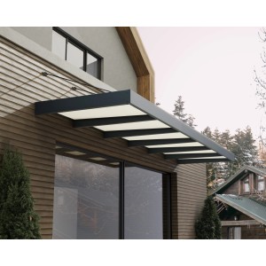 Graues Palram Canopia Vordach Sophia XL (565x140cm) am Haus montiert.