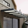 Graues Palram Canopia Vordach Sophia XL (565x140cm) am Haus montiert.