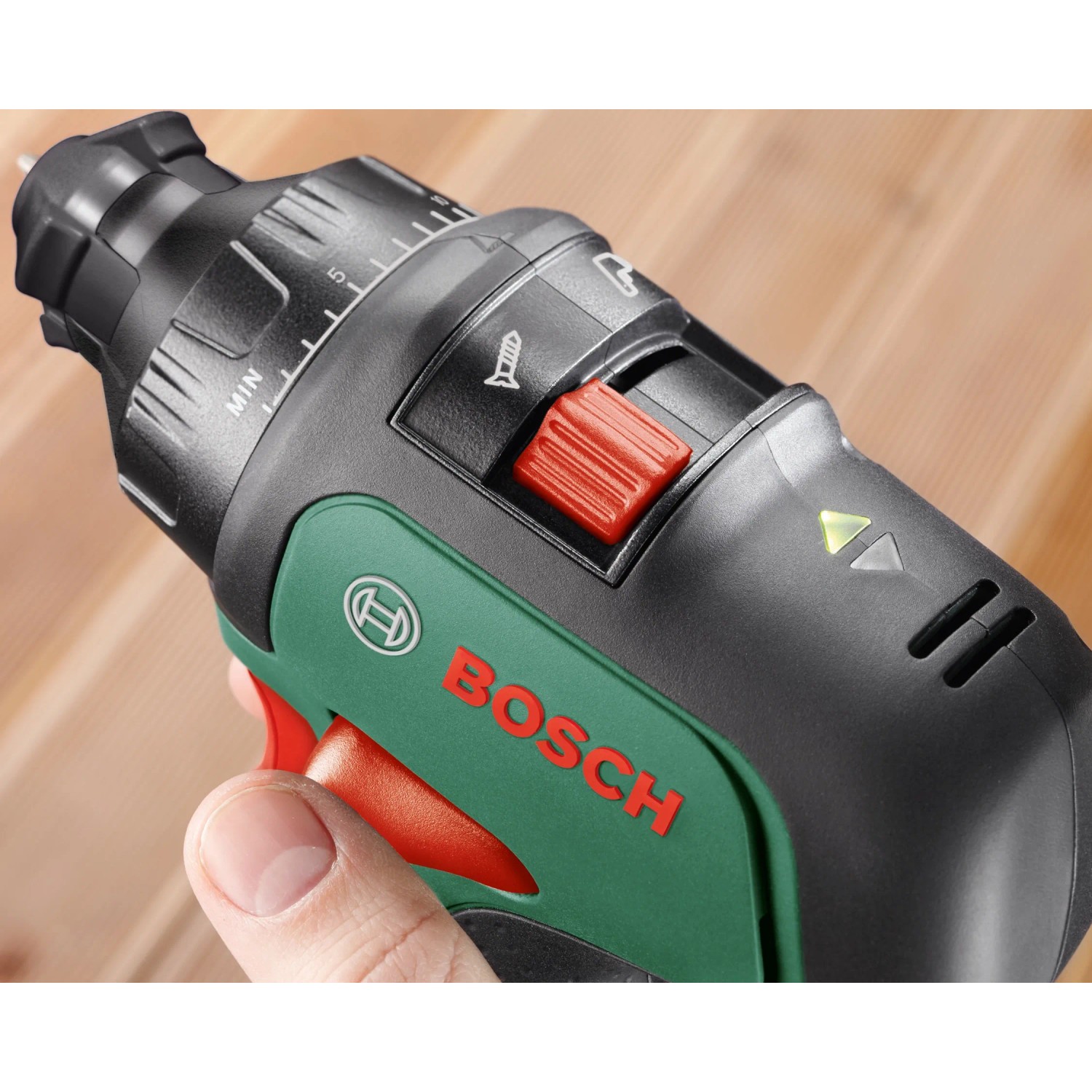 Detailaufnahme: Bosch AdvancedDrill 18 Solo Akkuschrauber mit rotem Schalter und Drehmoment-Einstellung.