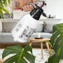 Schwarzer Relaxdays Drucksprüher aus Kunststoff mit Messingdüse, 2 Liter Fassungsvermögen.
